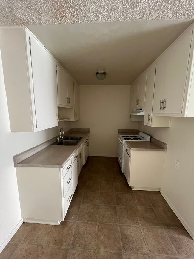 Building Photo - 221 W Tujunga Ave