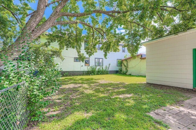 Building Photo - 610 Fairview Ave N