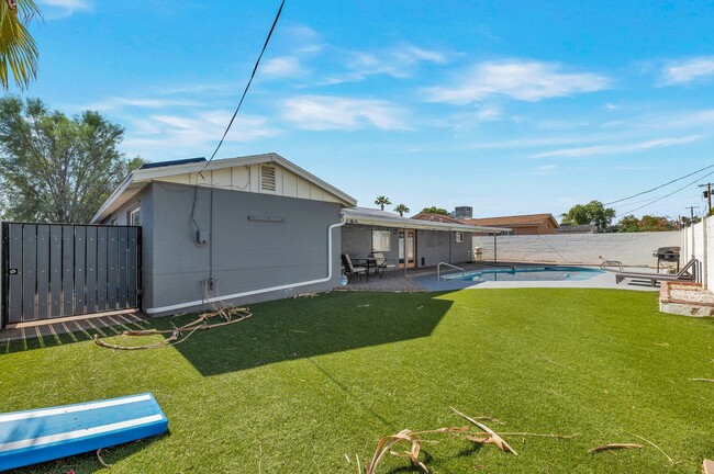 Building Photo - Step into this beautifully remodeled home ...