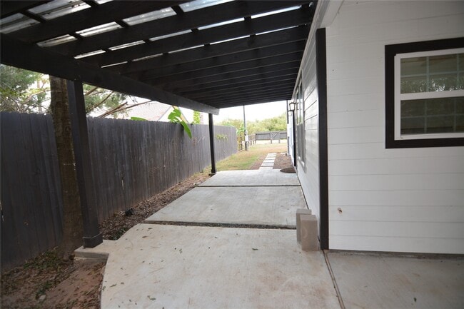 Building Photo - 43699 Old Houston Hwy