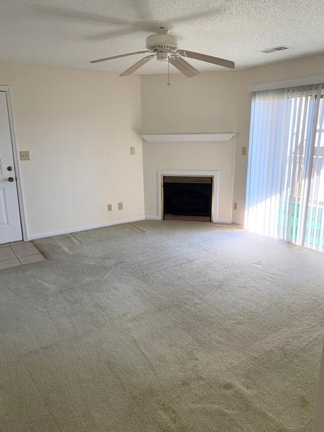 Building Photo - 2 bedroom 2 bath condo. Second Floor $1350/month