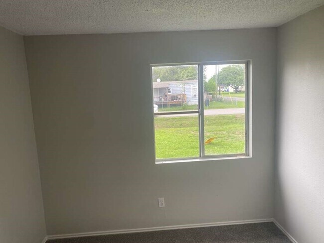 Building Photo - 13626 Collins St