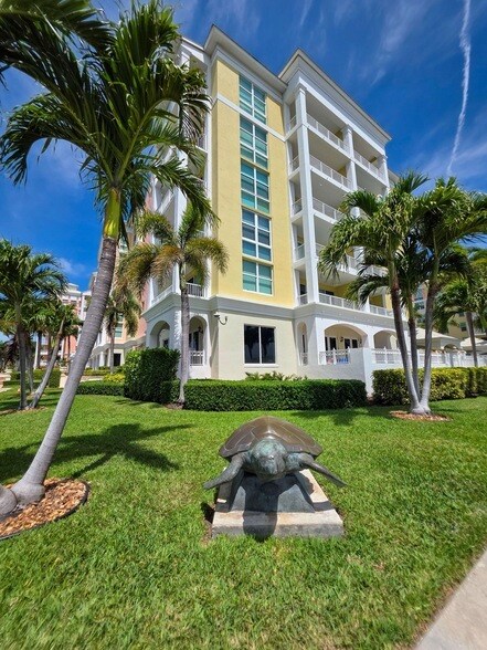 Building Photo - 806 E Windward Way