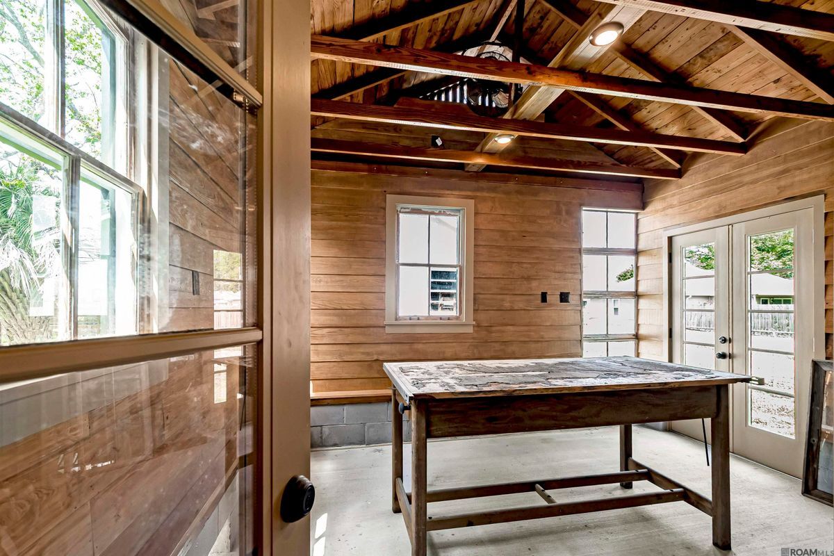 Building Photo - 222 E Sanders St