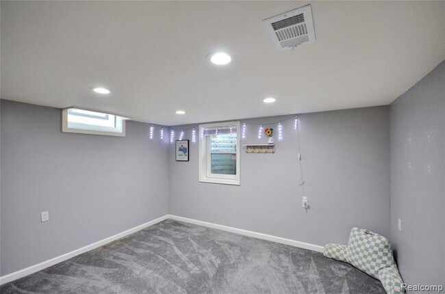 Building Photo - 37653 Longacre Dr