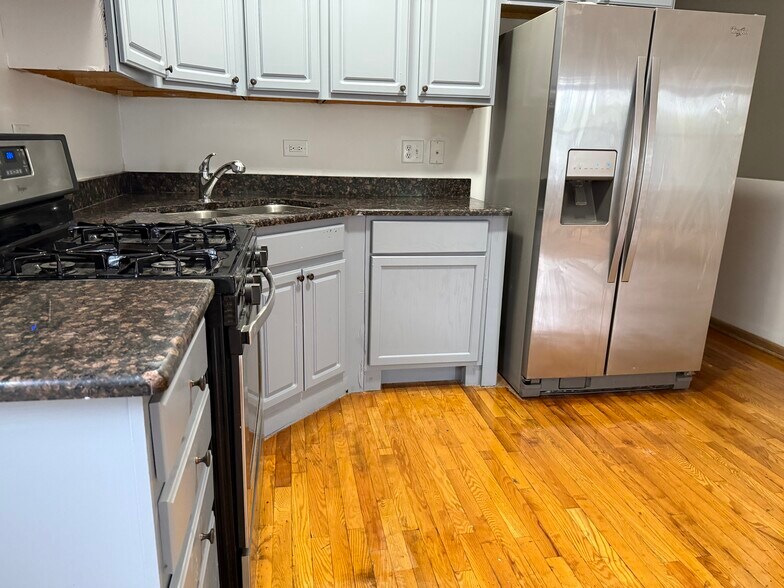 Building Photo - 1325 S Karlov Ave