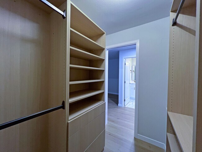Building Photo - Freshly Remodeled 5BR Home in Prime Bellevue Enatai