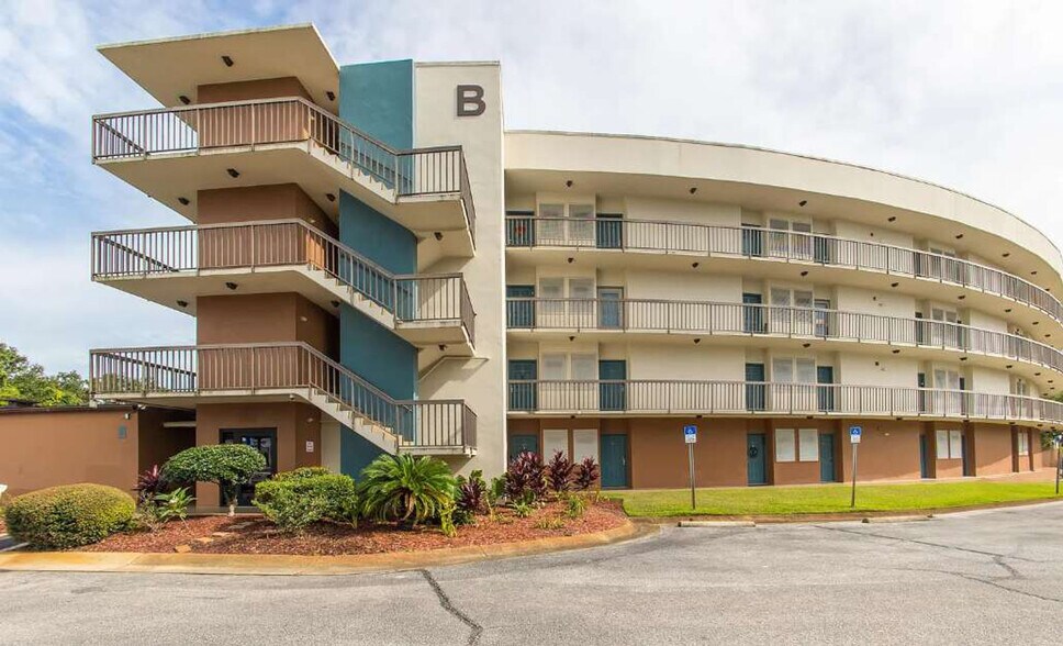 Building Photo - 214 Miracle Strip Pkwy SW