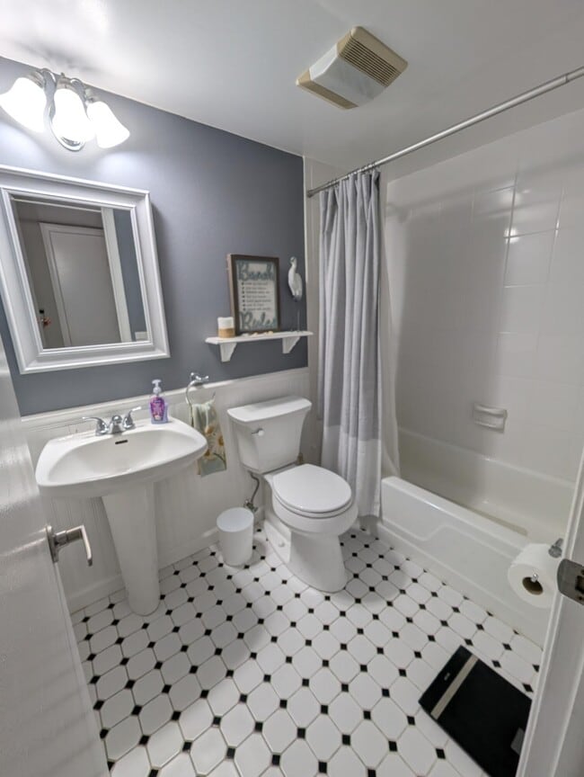 Building Photo - 740 E Ocean Ave