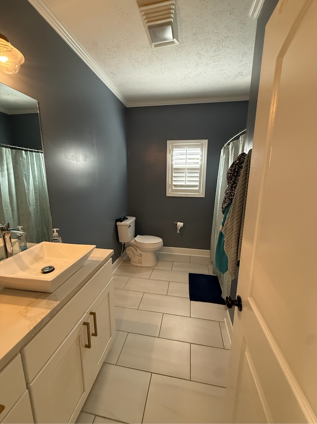 Building Photo - Beautifully Designed Home with Luxury Feat...