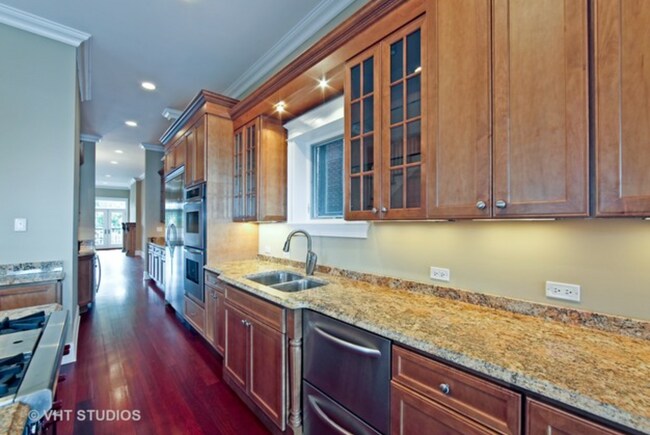Building Photo - 1661 W Wrightwood Ave