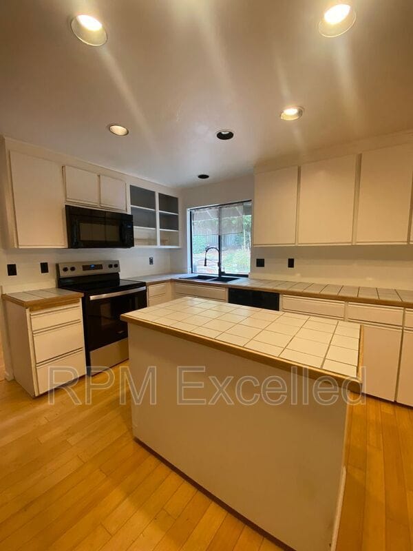 Building Photo - 32229 2nd Ave SW