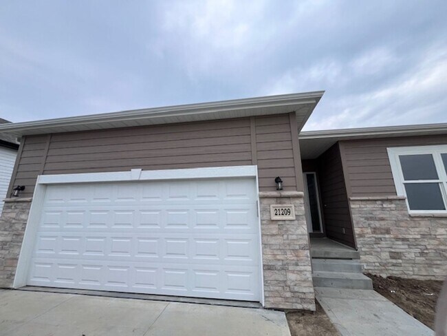 Building Photo - Fresh. Modern. Yours. New Ranch Home in Ar...