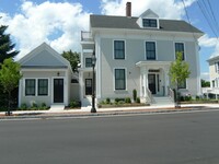 Building Photo - 553 Islington St