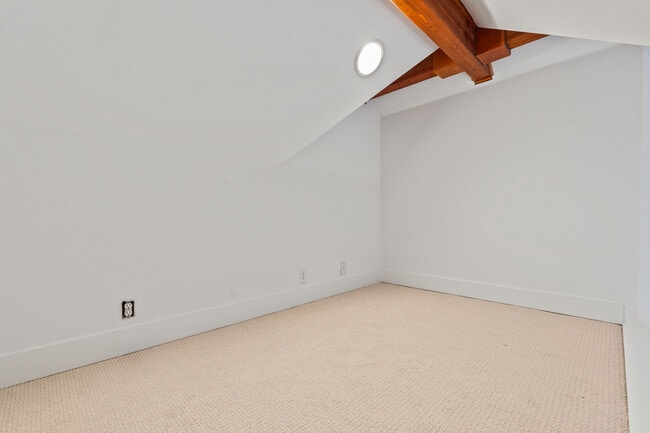 Building Photo - 910 N 74th St
