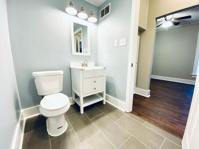 Building Photo - 3 bedroom, 2 bathroom recently updated in Cooper Young