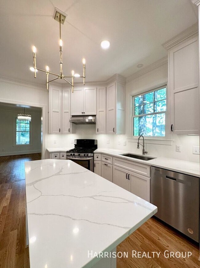 Building Photo - Beautifully Renovated Home In Historic Boy...