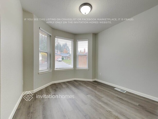 Building Photo - 7724 48th Loop SE