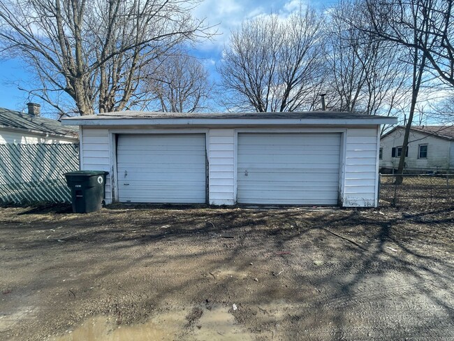 Building Photo - Pet Friendly House in Muncie!