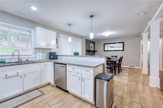 Building Photo - 2418 Brookdale Dr NE