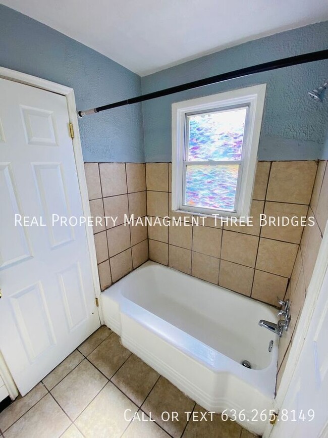 Building Photo - New Rehabbed 2-Bedroom Awaits You