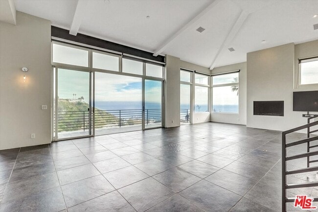 Building Photo - 3850 Rambla Orienta