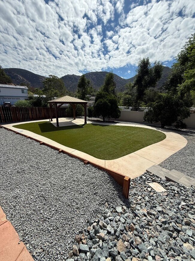 Building Photo - Beautiful 3 Bedroom 2 bath home in well de...
