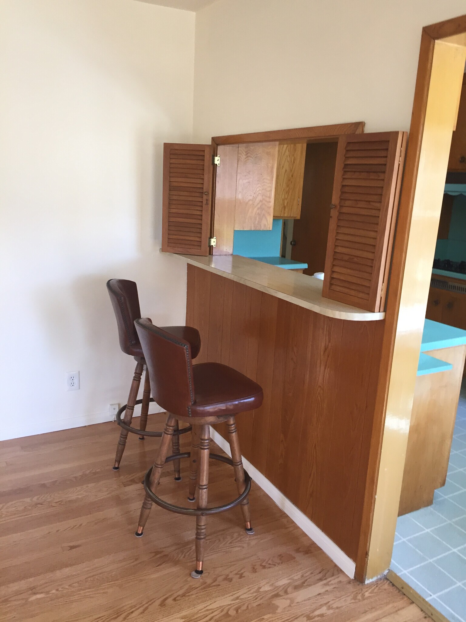 bar stools included - 4327 Finley Ave
