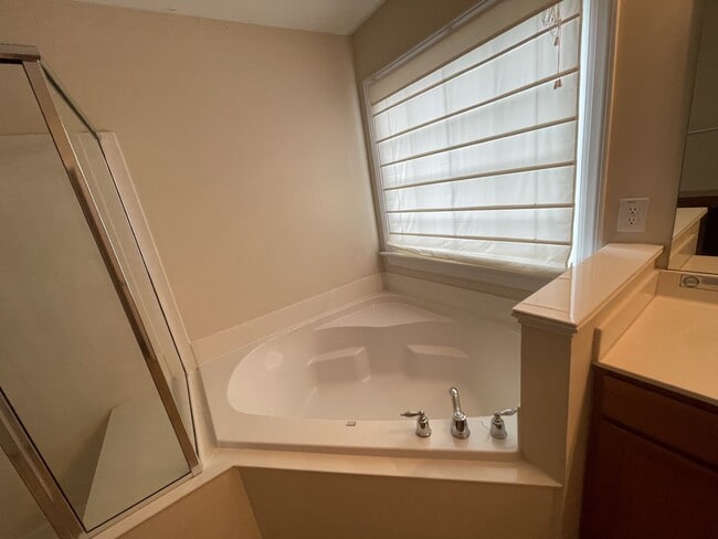 Building Photo - 5001 Paces Ferry Dr