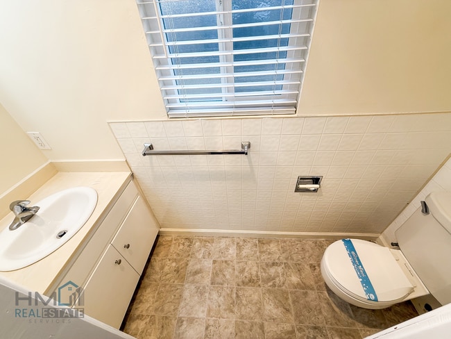 Building Photo - Homes Management - 2 Bed, 1.5 Bath Duplex ...