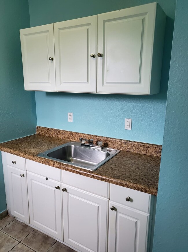 Kitchen Counter - 9605 SW 16th St