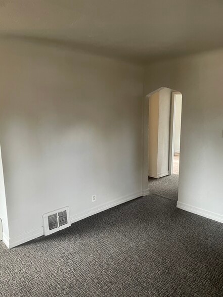 entree to hallway - 1995 Kingston St