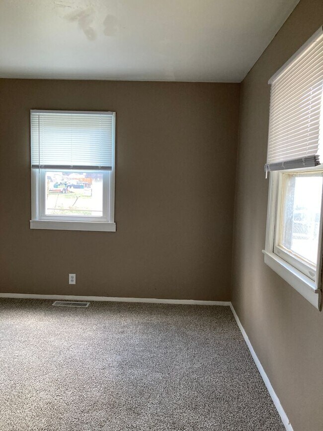 Building Photo - Newly remodeled 3 bedroom