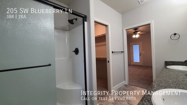 Building Photo - 205 SW Blueberry Ln