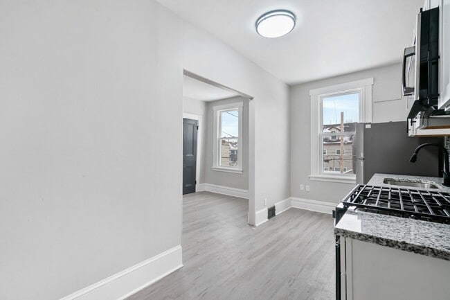 Building Photo - 3 bedroom 2 bath - newly updated, central air, GREAT LOCATION