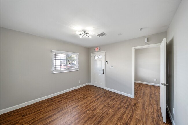 Building Photo - 2009 N Durham Dr