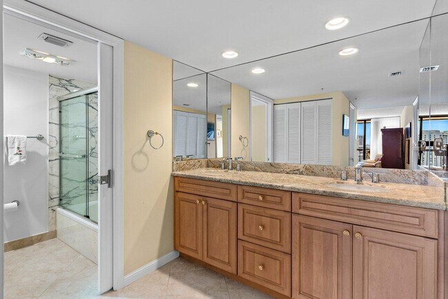 Building Photo - 4740 S Ocean Blvd
