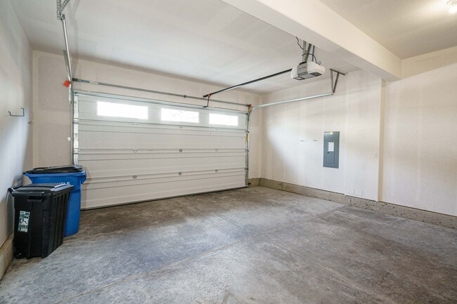Building Photo - Desirable Salmon Creek Home Located in Lux...