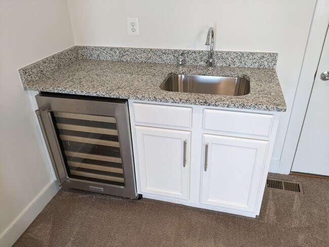 Building Photo - Gorgeous Newer Build (2019) 4 level townho...