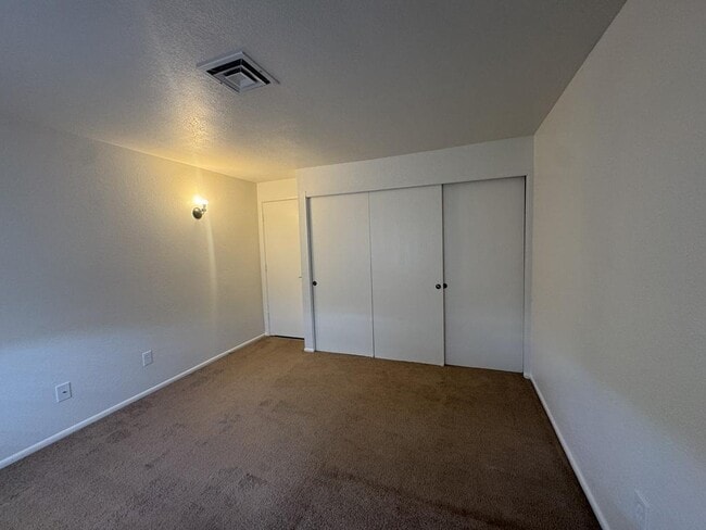 Building Photo - 5056 E Evergreen Dr