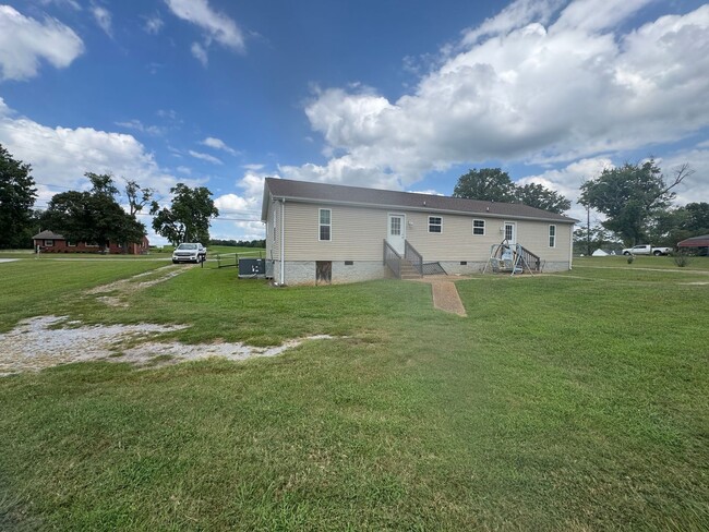 Building Photo - FOR LEASE- 2 BEDROOM DUPLEX MINUTES FROM 840!