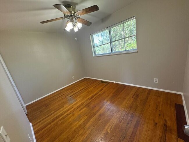 Building Photo - Three Bed 1 Bath Home