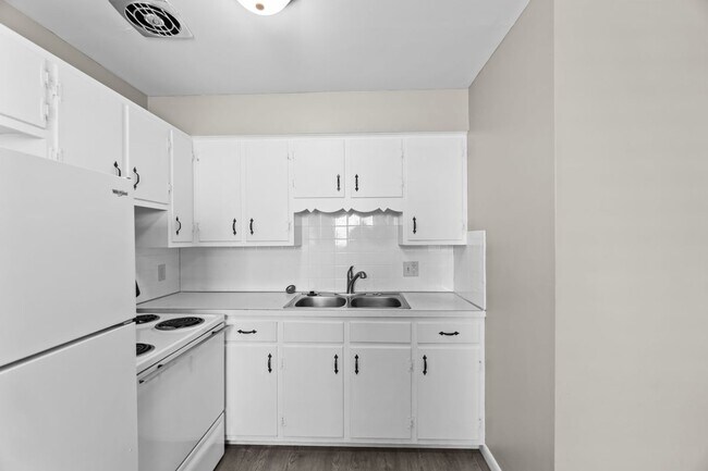 Building Photo - 1549 Oakland Park Ave