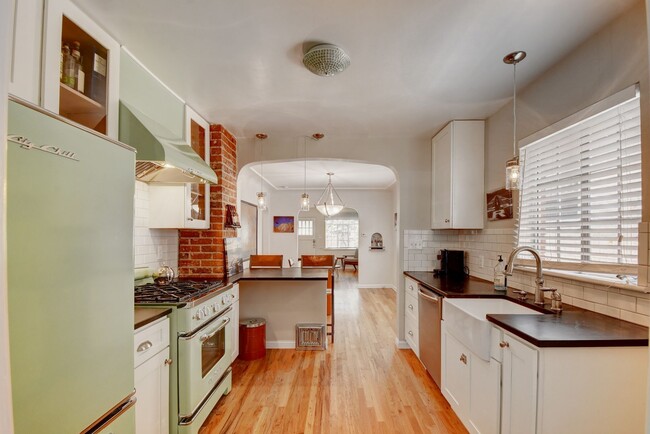 Building Photo - Gorgeous duplex near Cherry Creek!