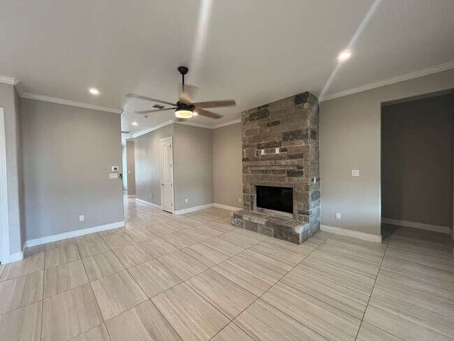 Building Photo - 4815 Viewcrest Rd