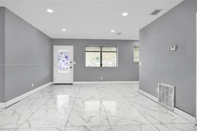Building Photo - 2833 SW 5th St
