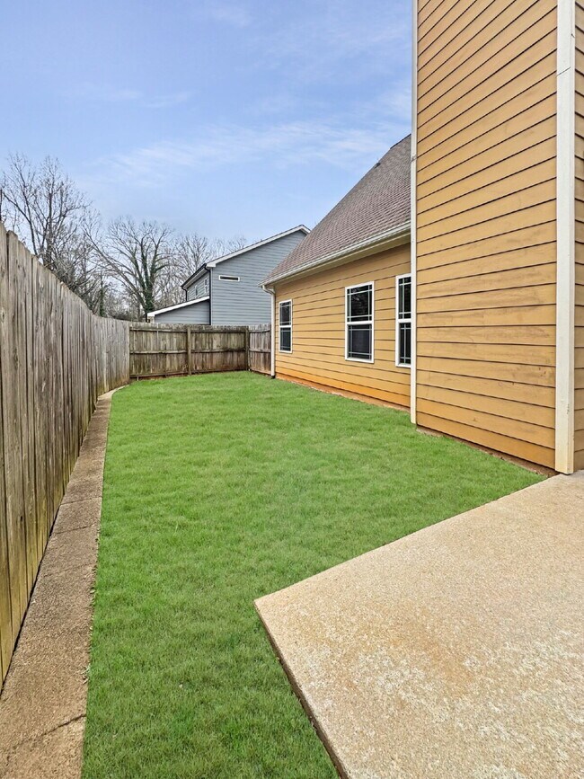 Building Photo - Gorgeous Home Available Immediately in City of Gainesville!