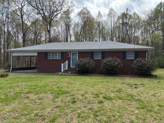 Building Photo - 3 BED, 1 BATH BRICK HOME