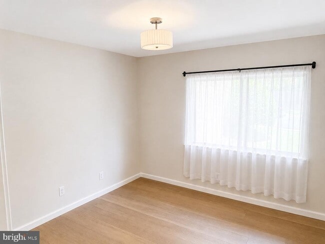 Building Photo - 2480 Glengyle Dr
