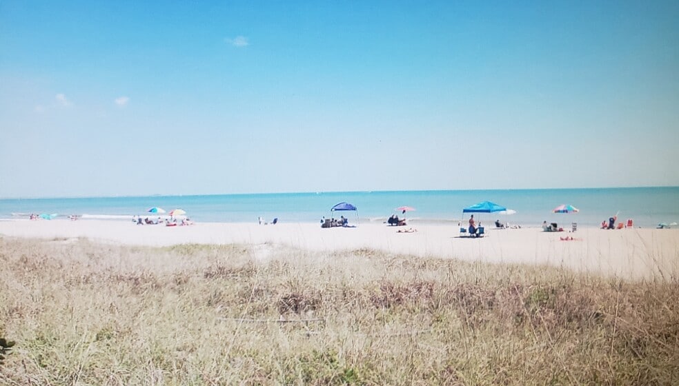 beach; walk 6 min from home - 405 Adams Ave